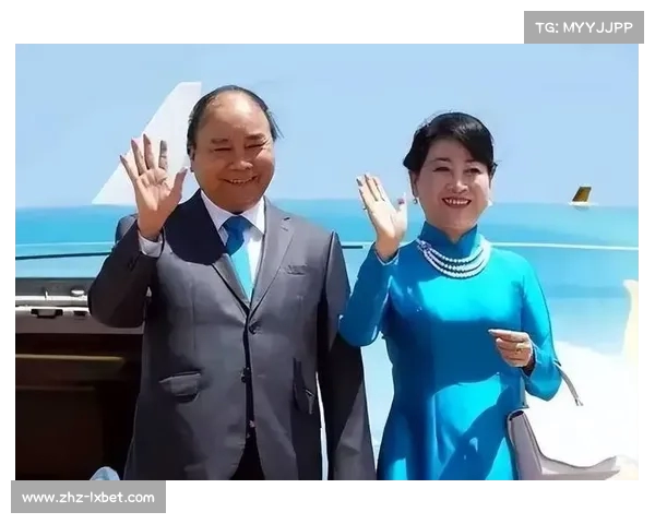 马丁内斯女友盛装出席狂欢节 穿孔雀服尽显迷人性感曲线 马丁内斯女友盛装出席狂欢节 穿孔雀服尽显迷人性感曲线